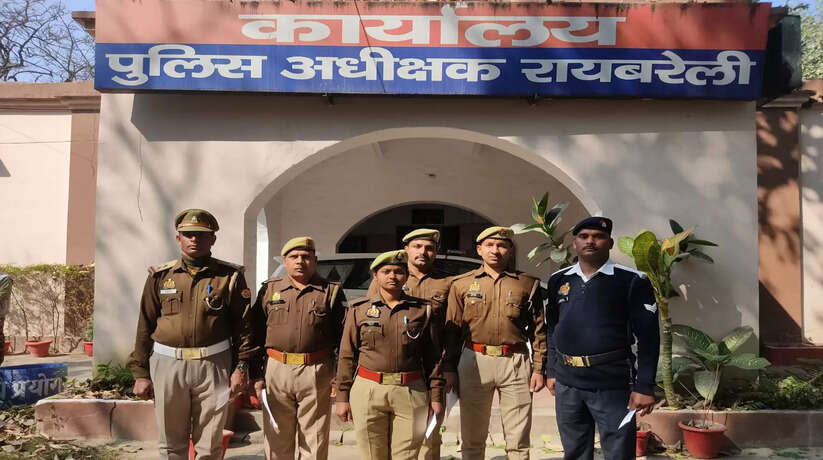 रायबरेली में परेड के दौरान आयोजित दौड़ प्रतियोगिता में सर्वोच्च प्रदर्शन करने वाले पुलिसकर्मियों को एसपी ने किया पुरस्कृत