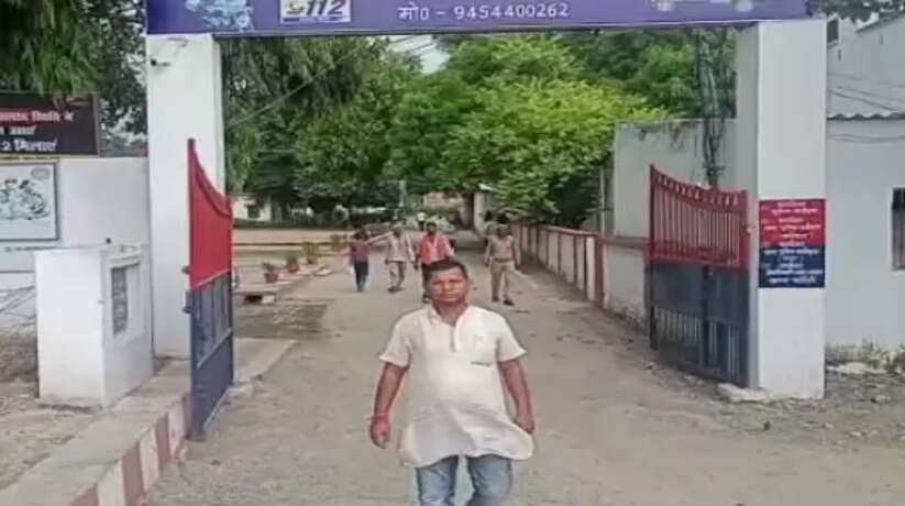 चन्दौली में ऑनलाइन ठगी का शिकार हुआ शख्स, पुलिस लाइन में एसपी से लगाई न्याय की गुहार