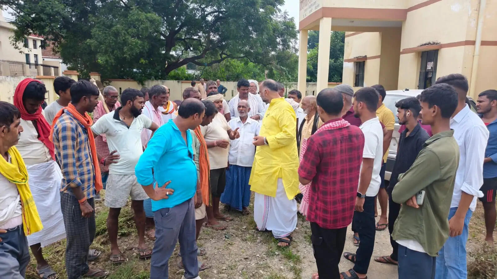 ग्रामीणों का कहना था कि स्थानीय स्तर पर इलाज की सुविधा उपलब्ध नहीं होने के कारण उन्हें मजबूरी में दूसरे अस्पतालों और निजी चिकित्सा केंद्रों की ओर जाना पड़ता है।