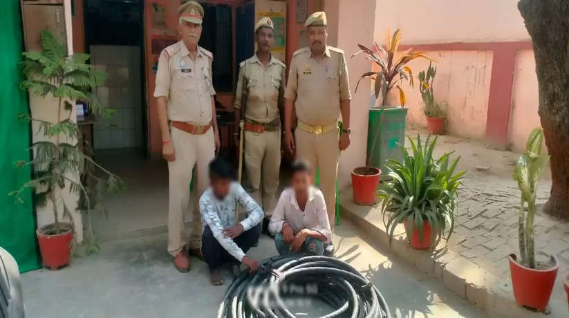 वाराणसी में बिजली के एक कुन्तल वजन के चोरी के मोटे केबल के साथ 2 शातिर चोरों को पुलिस ने किया गिरफ्तार