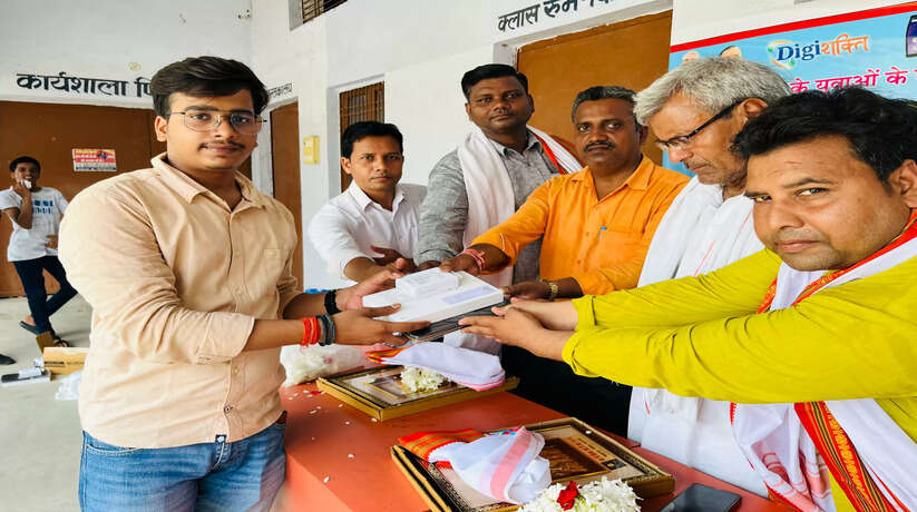 जय मां शीतला आईटीआई कॉलेज में बांटे गए टैबलेट