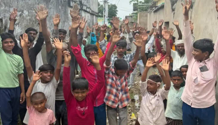 मझौरा में विकास कार्यों को लेकर ग्रामीणों का आक्रोश, सड़क-नाली की बदहाली पर उठे सवाल  गोरखपुर/सहजनवां। सहजनवां ब्लॉक क्षेत्र की ग्राम पंचायत मझौरा में विकास कार्यों को लेकर ग्रामीणों में नाराजगी बढ़ती जा रही है। ग्राम सभा के दक्षिण टोले के लोगों का आरोप है कि लंबे समय से सड़क और नाली की समस्या बनी हुई है, लेकिन शिकायतों के बावजूद स्थिति में अपेक्षित सुधार नहीं हुआ।  ग्रामीणों के मुताबिक, दक्षिण टोले में पक्की सड़क का अभाव है और जलनिकासी के लिए भी पर्याप्त व्यवस्था नहीं है। बारिश के दौरान रास्तों पर कीचड़ और जलभराव की समस्या बढ़ जाती है, जिससे स्थानीय लोगों को आने-जाने में परेशानी होती है।  ग्रामीणों का आरोप है कि उन्होंने कई बार सड़क और नाली निर्माण की मांग ग्राम प्रधान के सामने रखी, लेकिन उनकी समस्याओं को गंभीरता से नहीं लिया गया।  इसी दौरान ग्रामीणों ने यह भी आरोप लगाया कि उनसे कथित तौर पर कहा गया कि &ldquo;इस मोहल्ले से वोट नहीं मिला, इसलिए यहां काम नहीं होगा।&rdquo; हालांकि, यह आरोप ग्रामीणों की ओर से लगाया गया है और इसकी स्वतंत्र पुष्टि नहीं हुई है। ग्राम प्रधान का पक्ष सामने आने पर उसे भी खबर में शामिल किया जा सकता है।  ग्रामीणों के अनुसार दक्षिण टोले से मस्जिद और कब्रिस्तान तक जाने वाला मार्ग भी जर्जर स्थिति में है। खराब रास्ते के कारण स्थानीय लोगों को धार्मिक स्थलों तक पहुंचने में परेशानी का सामना करना पड़ रहा है।  ग्रामीणों ने प्रशासन से मांग की है कि मौके पर अधिकारियों की टीम भेजकर सड़क और जलनिकासी व्यवस्था की स्थिति का निरीक्षण कराया जाए।  स्थानीय लोगों का कहना है कि खराब रास्ते का असर स्कूली बच्चों पर भी पड़ रहा है। बारिश के दिनों में कीचड़ और पानी के बीच बच्चों को स्कूल आने-जाने में मुश्किल होती है। ग्रामीणों का कहना है कि सड़क और नाली का निर्माण होने से समस्या का स्थायी समाधान हो सकता है।  समस्या के जल्द समाधान की मांग को लेकर ग्रामीणों ने प्रशासन को आंदोलन की चेतावनी दी है। उनका कहना है कि यदि सड़क और नाली की समस्या का समाधान नहीं किया गया तो ब्लॉक और तहसील कार्यालय का घेराव कर विरोध प्रदर्शन किया जाएगा।  ग्रामीणों ने प्रशासन से सड़क, नाली और मस्जिद-कब्रिस्तान तक जाने वाले रास्ते के निर्माण को प्राथमिकता देने की मांग की है। अब देखना यह है कि मझौरा के दक्षिण टोले में वर्षों से बताई जा रही इन समस्याओं पर प्रशासन कब कार्रवाई करता है।