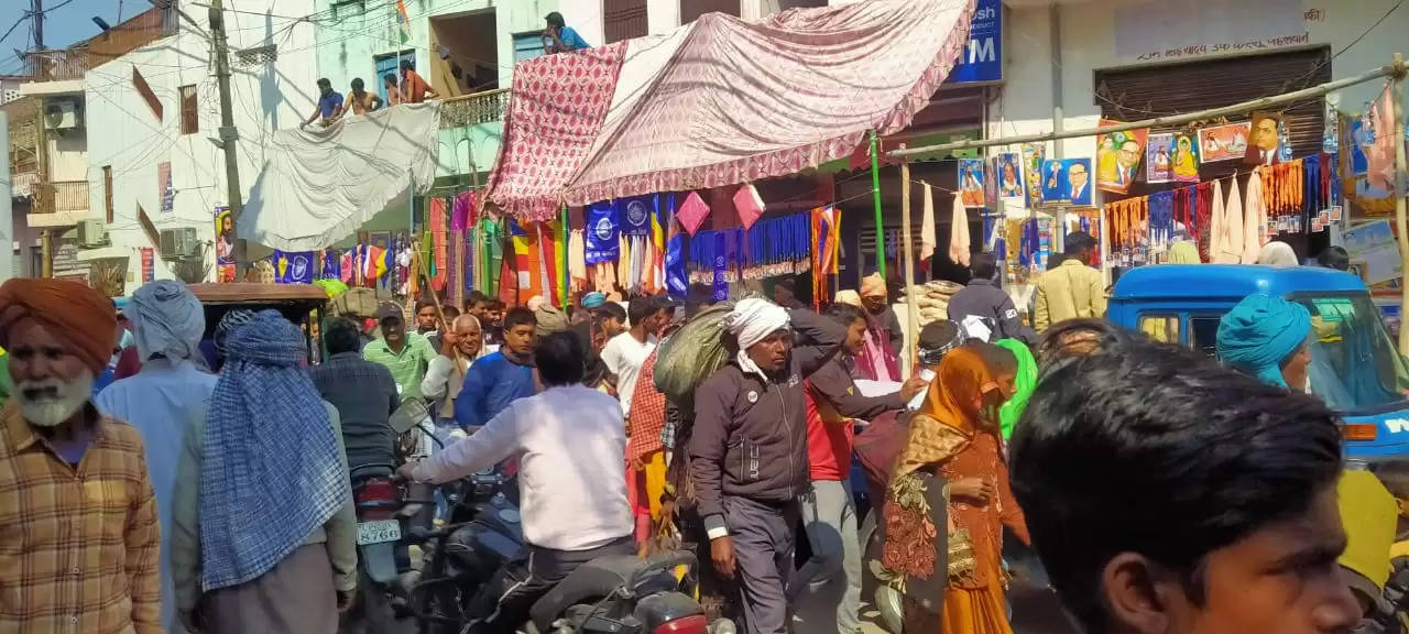 Varanasi News: संत रविदास जयंती में शामिल होने के लिए बड़ी संख्या में पहुंचे एन आर आई