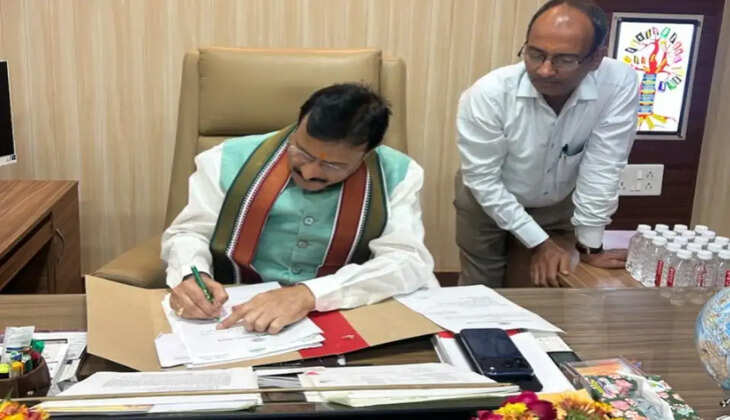 प्रो. बिहारी लाल शर्मा ने दूसरे कार्यकाल के लिए संभाला कुलपति पद का कार्यभार  वाराणसी। सम्पूर्णानन्द संस्कृत विश्वविद्यालय के कुलपति प्रो. बिहारी लाल शर्मा ने शनिवार को दूसरे कार्यकाल के लिए कुलपति पद का कार्यभार संभाल लिया। कुलपति कार्यालय में वैदिक मंत्रोच्चार के बीच उन्होंने कार्यभार ग्रहण किया।    इस अवसर पर उन्होंने विश्वविद्यालय की गौरवशाली परंपरा को नई ऊंचाइयों तक पहुंचाने और भारतीय ज्ञान परंपरा को आधुनिक वैश्विक संदर्भ में स्थापित करने का संकल्प व्यक्त किया।    प्रो. शर्मा ने कहा कि प्राच्य विद्या के इस प्राचीन केंद्र का दोबारा नेतृत्व करने की जिम्मेदारी उनके लिए सम्मान के साथ बड़ी चुनौती भी है।    उन्होंने कुलाधिपति एवं राज्यपाल आनंदीबेन पटेल द्वारा उन पर जताए गए विश्वास के प्रति आभार व्यक्त करते हुए कहा कि विश्वविद्यालय के विकास के लिए अनुशासन, पारदर्शिता, समर्पण और निरंतर कर्मशीलता के साथ काम किया जाएगा।    235 वर्षों की परंपरा को वैश्विक पहचान दिलाने का लक्ष्य कुलपति ने कहा कि काशी स्थित सम्पूर्णानन्द संस्कृत विश्वविद्यालय 235 वर्षों से संस्कृत और भारतीय ज्ञान परंपरा की धारा को आगे बढ़ा रहा है। यह संस्थान केवल शिक्षण का केंद्र नहीं, बल्कि भारत की प्राच्य ज्ञान-संपदा का महत्वपूर्ण केंद्र है।    उन्होंने कहा कि दूसरे कार्यकाल में विश्वविद्यालय की ऐतिहासिक विरासत को संरक्षित करते हुए संस्कृत एवं भारतीय ज्ञान परंपरा को आधुनिक अकादमिक आवश्यकताओं से जोड़ा जाएगा। इसके साथ ही इसे वैश्विक स्तर पर नई पहचान दिलाने के लिए योजनाबद्ध तरीके से काम किया जाएगा।    विद्यार्थियों की समस्याओं का समयबद्ध समाधान प्राथमिकता प्रो. शर्मा ने कहा कि विद्यार्थियों को भारतीय परंपरा से जोड़े रखने के साथ आधुनिक ज्ञान, तकनीक और प्रतिस्पर्धी वातावरण के लिए तैयार करना जरूरी है। इसके लिए शिक्षा व्यवस्था को अधिक गुणवत्तापूर्ण और विद्यार्थी-केंद्रित बनाया जाएगा।    उन्होंने विद्यार्थियों से सीधे संवाद स्थापित करने पर भी जोर दिया।    उनका कहना है कि विद्यार्थियों की शैक्षणिक और मूलभूत समस्याओं को समझकर उनका समयबद्ध समाधान किया जाएगा। स्वच्छ पेयजल सहित अन्य आवश्यक सुविधाओं को बेहतर करना भी प्राथमिकताओं में शामिल रहेगा।    शिक्षकों की नियुक्ति पर रहेगा विशेष जोर कुलपति ने बताया कि बड़ी संख्या में शिक्षकों और आचार्यों के सेवानिवृत्त होने से अध्ययन-अध्यापन व्यवस्था प्रभावित हुई है। इस कमी को दूर करने के लिए निर्धारित नियमों और विधिक प्रक्रिया के तहत शिक्षकों की नियुक्ति की जाएगी।    उन्होंने कहा कि शिक्षकों की उपलब्धता बढ़ने से नियमित पठन-पाठन के साथ शोध, प्रकाशन और अन्य अकादमिक गतिविधियों को भी गति मिलेगी।    लंबित कार्यों को जल्द पूरा करने की तैयारी प्रो. शर्मा ने कहा कि पिछले कार्यकाल में शुरू किए गए लेकिन लंबित रह गए कार्यों को प्राथमिकता के आधार पर पूरा किया जाएगा।    विश्वविद्यालय की भविष्य की आवश्यकताओं को ध्यान में रखते हुए नई योजनाओं और विकास कार्यों के लिए स्पष्ट कार्ययोजना तैयार की जाएगी।    उन्होंने प्रशासनिक व्यवस्था में अनुशासन, पारदर्शिता और जवाबदेही को और मजबूत करने की बात कही। साथ ही राजभवन से प्राप्त निर्देशों का निर्धारित नियमों के अनुसार पालन सुनिश्चित करने पर जोर दिया।    सामूहिक प्रयास से बनेगा आधुनिक ज्ञान-केंद्र कुलपति ने विश्वविद्यालय के शिक्षक, अधिकारी, कर्मचारी और विद्यार्थियों से विकास यात्रा में सक्रिय भागीदारी का आह्वान किया। उन्होंने कहा कि सामूहिक प्रयासों से ही इस प्राचीन ज्ञानपीठ को आधुनिक समय की जरूरतों के अनुरूप प्रभावशाली और वैश्विक ज्ञान-केंद्र बनाया जा सकता है।    उन्होंने कहा कि उनका दूसरा कार्यकाल गौरवशाली परंपरा के संरक्षण, गुणवत्तापूर्ण शिक्षा, विद्यार्थी हित, शिक्षक नियुक्ति, लंबित कार्यों के शीघ्र निस्तारण और अकादमिक विकास को समर्पित रहेगा।    ज्ञात हो कि कुलाधिपति एवं राज्यपाल आनंदीबेन पटेल ने 17 अगस्त 2026 को प्रो. बिहारी लाल शर्मा को विश्वविद्यालय के 38वें कुलपति के रूप में दूसरे कार्यकाल के लिए नियुक्त किया था।    इससे पहले उन्होंने 22 अगस्त 2023 को 37वें कुलपति के रूप में कार्यभार संभाला था। पुनर्नियुक्ति के बाद प्रो. शर्मा ने 22 अगस्त 2026 को 38वें कुलपति के रूप में दूसरे कार्यकाल का कार्यभार ग्रहण किया।
