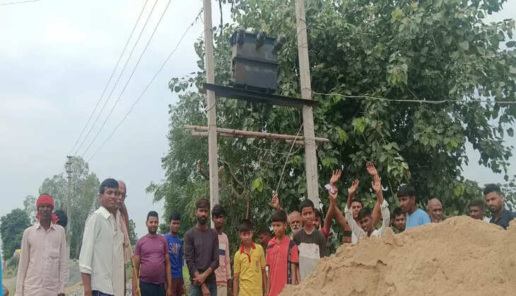 ऐलही में ट्रांसफार्मर जलने से बिजली बाधित, आक्रोशित ग्रामीणों ने किया प्रदर्शन, नया ट्रांसफार्मर लगवाने की मांग