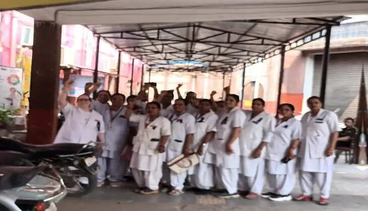 13 सूत्रीय मांगों को लेकर नर्सिंग कर्मचारियों का विरोध, काला फीता बांधकर जताई नाराजगी
