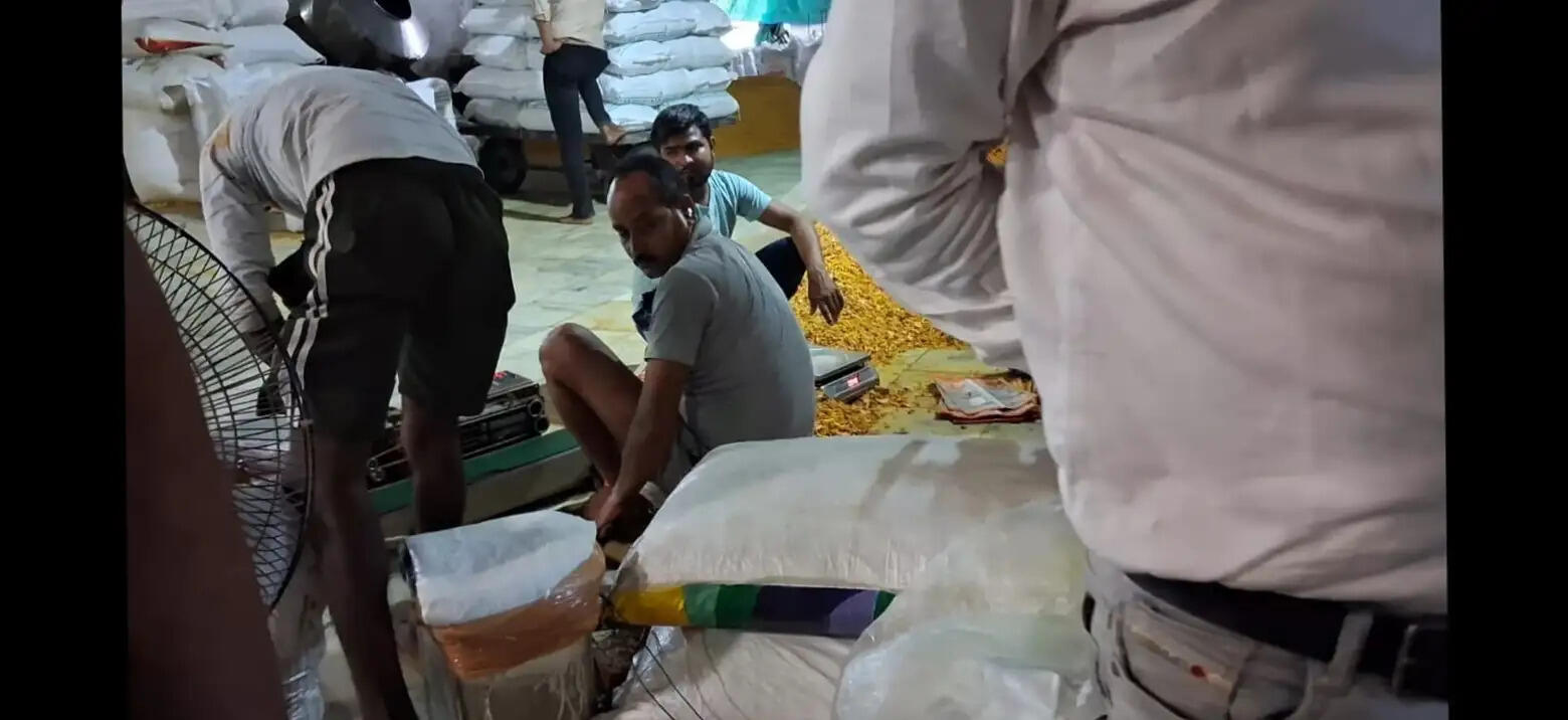 असुरक्षित सब्जी मसाले की बिक्री पर पूरे प्रदेश में रोक, चंदौली में नमकीन फैक्ट्री पर छापा
