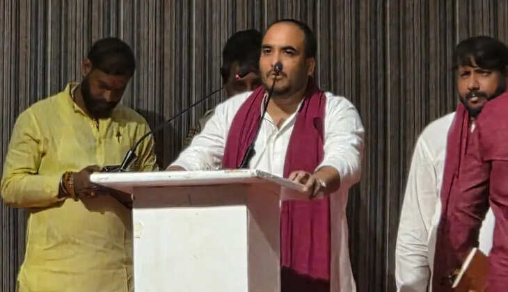 विवादित UGC Regulation की समीक्षा और रोलबैक की मांग  उच्च शिक्षा में समानता, पारदर्शिता और संवैधानिक अधिकारों की सुरक्षा पर जोर  उच्च शिक्षा से जुड़े विवादित UGC Regulation की पुनः समीक्षा और आवश्यक होने पर उसे वापस लेने (Rollback) की मांग उठाई गई है। मांगकर्ताओं का कहना है कि विश्वविद्यालयों से संबंधित नियम संविधान और UGC Act, 1956 के अनुरूप होने चाहिए।  मांग में संविधान के अनुच्छेद 14 के तहत समानता तथा अनुच्छेद 15 के तहत भेदभाव निषेध के प्रावधानों का उल्लेख करते हुए सभी विद्यार्थियों के लिए निष्पक्ष अवसर सुनिश्चित करने पर जोर दिया गया है। साथ ही आरक्षण से जुड़े संवैधानिक प्रावधानों का सम्मान करते हुए आर्थिक रूप से कमजोर और जरूरतमंद विद्यार्थियों के हितों की सुरक्षा की मांग की गई है।  मांगकर्ताओं ने विवादित नियम की कानूनी एवं संवैधानिक समीक्षा पूरी होने तक उसके क्रियान्वयन पर रोक लगाने पर विचार करने तथा नया प्रावधान लागू करने से पहले विद्यार्थियों और अन्य हितधारकों से सुझाव लेने की अपील की है। उनका कहना है कि उच्च शिक्षा व्यवस्था में पारदर्शिता, न्याय और सभी वर्गों के विद्यार्थियों के अधिकारों का संतुलन बनाए रखना आवश्यक है।