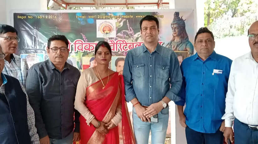 खबर वाराणसी काशी विकास चेरिटेबल ट्रस्ट द्वारा आज मोतीझील मलिन बस्ती में निशुल्क नेत्र शिविर व डेंटिस्ट का कैंप लगाया गया और 150 से ज्यादा लोगो का जांच किया गया।