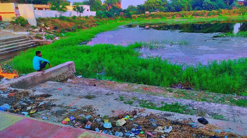 Chanduali News: तालाब की दुर्दशा पर ग्रामीणों मे आक्रोश, छठ व्रत महिलाओ के लिए भारी समस्या