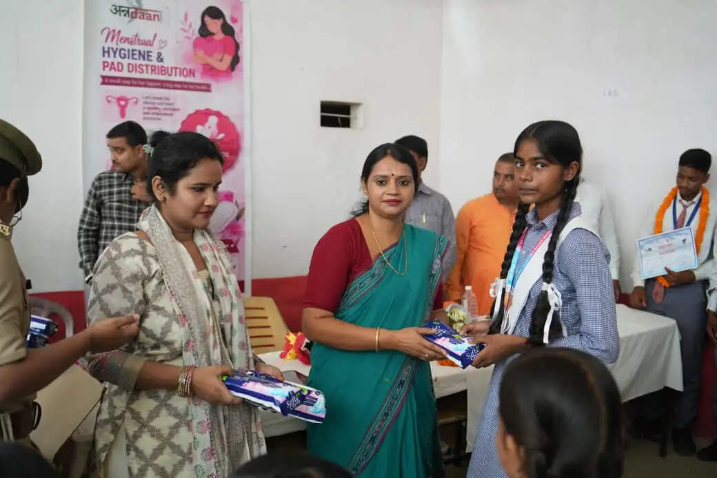 कार्यक्रम में बालिकाओं को मासिक धर्म के दौरान स्वच्छता का विशेष ध्यान रखने, सैनिटरी पैड के सही इस्तेमाल और स्वास्थ्य संबंधी सावधानियों के बारे में विस्तार से जानकारी दी गई। बालिकाओं को यह भी बताया गया कि मासिक धर्म एक सामान्य प्राकृतिक प्रक्रिया है, इसलिए इससे जुड़ी किसी भी समस्या या परेशानी को लेकर संकोच करने के बजाय उचित जानकारी और सहायता लेना जरूरी है।