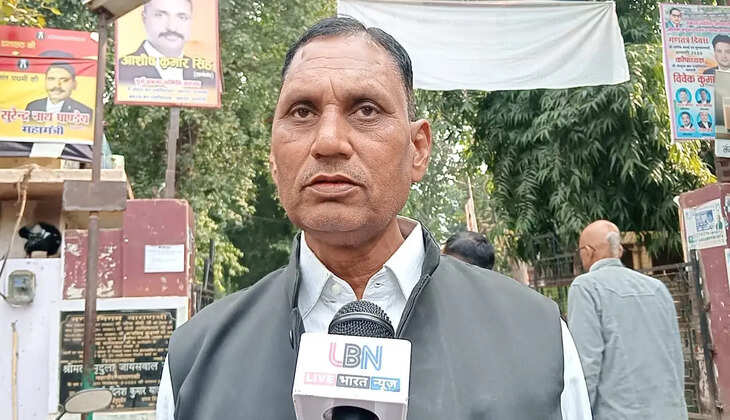 Varanasi News: जिला मुख्यालय पर पीड़ित प्राथी जवाहर यादव द्वारा डीएम को थाना शिवपुर अंतर्गत अवेध कब्जा करने को लेकर तरीर दिया गया​​​​​​​