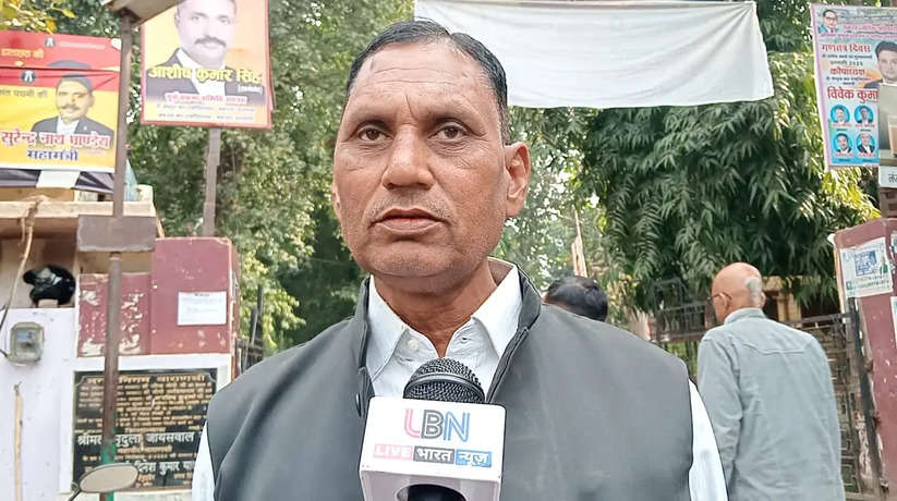Varanasi News: जिला मुख्यालय पर पीड़ित प्राथी जवाहर यादव द्वारा डीएम को थाना शिवपुर अंतर्गत अवेध कब्जा करने को लेकर तरीर दिया गया​​​​​​​