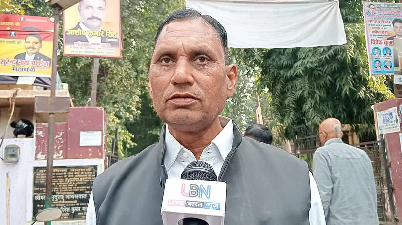 Varanasi News: जिला मुख्यालय पर पीड़ित प्राथी जवाहर यादव द्वारा डीएम को थाना शिवपुर अंतर्गत अवेध कब्जा करने को लेकर तरीर दिया गया
