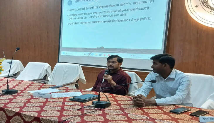 जनगणना 2027 की तैयारियों ने पकड़ी रफ्तार, 40 सवालों के सटीक जवाब दर्ज कराने पर जोर&nbsp; &nbsp; &nbsp; &nbsp; &nbsp; &nbsp; &nbsp; &nbsp; &nbsp; &nbsp; &nbsp; &nbsp;चंदौली। भारत की जनगणना 2027 को लेकर चंदौली जिले में तैयारियां तेज हो गई हैं। जनगणना के द्वितीय चरण के अंतर्गत प्री-टेस्टिंग/पोस्ट-न्यूमरेशन (PE) प्रक्रिया के प्रथम स्लॉट का तीन दिवसीय प्रशिक्षण गुरुवार को राजकीय औद्योगिक प्रशिक्षण संस्थान (ITI), रेवसा में शुरू हुआ। प्रशिक्षण कार्यक्रम 8 से 10 अक्टूबर तक चलेगा। इसमें प्रगणकों और पर्यवेक्षकों को मास्टर ट्रेनर्स द्वारा जनगणना से संबंधित प्रक्रिया और डेटा दर्ज करने की बारीकियों की जानकारी दी जा रही है।  प्रशिक्षण कार्यक्रम की अध्यक्षता जिलाधिकारी एवं प्रमुख जनगणना अधिकारी चंद्र मोहन गर्ग ने की। उन्होंने अधिकारियों और कर्मचारियों को निर्देश दिया कि जनगणना के दौरान प्रत्येक परिवार से संबंधित जानकारी पूरी सावधानी और सटीकता के साथ दर्ज की जाए। उन्होंने कहा कि जनगणना सिर्फ आंकड़े जुटाने की प्रक्रिया नहीं है, बल्कि देश और जिले के भविष्य की विकास योजनाओं के लिए महत्वपूर्ण आधार तैयार करती है।  डीएम ने बताया कि जनगणना के द्वितीय चरण में परिवार के प्रत्येक सदस्य से जुड़े सामाजिक और आर्थिक पहलुओं की जानकारी ली जाएगी। इसके तहत कुल 40 प्रश्न पूछे जाएंगे। उन्होंने प्रशिक्षण प्राप्त कर रहे प्रगणकों और पर्यवेक्षकों से कहा कि मोबाइल ऐप या निर्धारित फॉर्म में सभी 40 प्रश्नों की प्रविष्टि अनिवार्य रूप से पूरी की जाए। किसी भी स्तर पर लापरवाही या गलत जानकारी दर्ज होने से जनगणना के आंकड़ों की गुणवत्ता प्रभावित हो सकती है।  प्रशिक्षण के दौरान जिला जनगणना अधिकारी एवं अपर जिलाधिकारी (वित्त एवं राजस्व) राजेश कुमार ने बताया कि इस बार जनगणना प्रक्रिया में डिजिटल माध्यम और मोबाइल ऐप का व्यापक इस्तेमाल किया जा रहा है। इसका उद्देश्य डेटा को तेजी से दर्ज करने के साथ ही मानवीय त्रुटियों को कम करना है।  कार्यक्रम में जिला विद्यालय निरीक्षक (DIOS) समेत जिले के अन्य प्रशासनिक अधिकारी मौजूद रहे। जिला प्रशासन ने नागरिकों से भी अपील की है कि जनगणना टीम के घर पहुंचने पर परिवार से संबंधित सभी 40 सवालों के सही और स्पष्ट जवाब दें। प्रशासन का कहना है कि नागरिकों का सहयोग जनगणना के सटीक और विश्वसनीय आंकड़े तैयार करने में महत्वपूर्ण भूमिका निभाएगा।