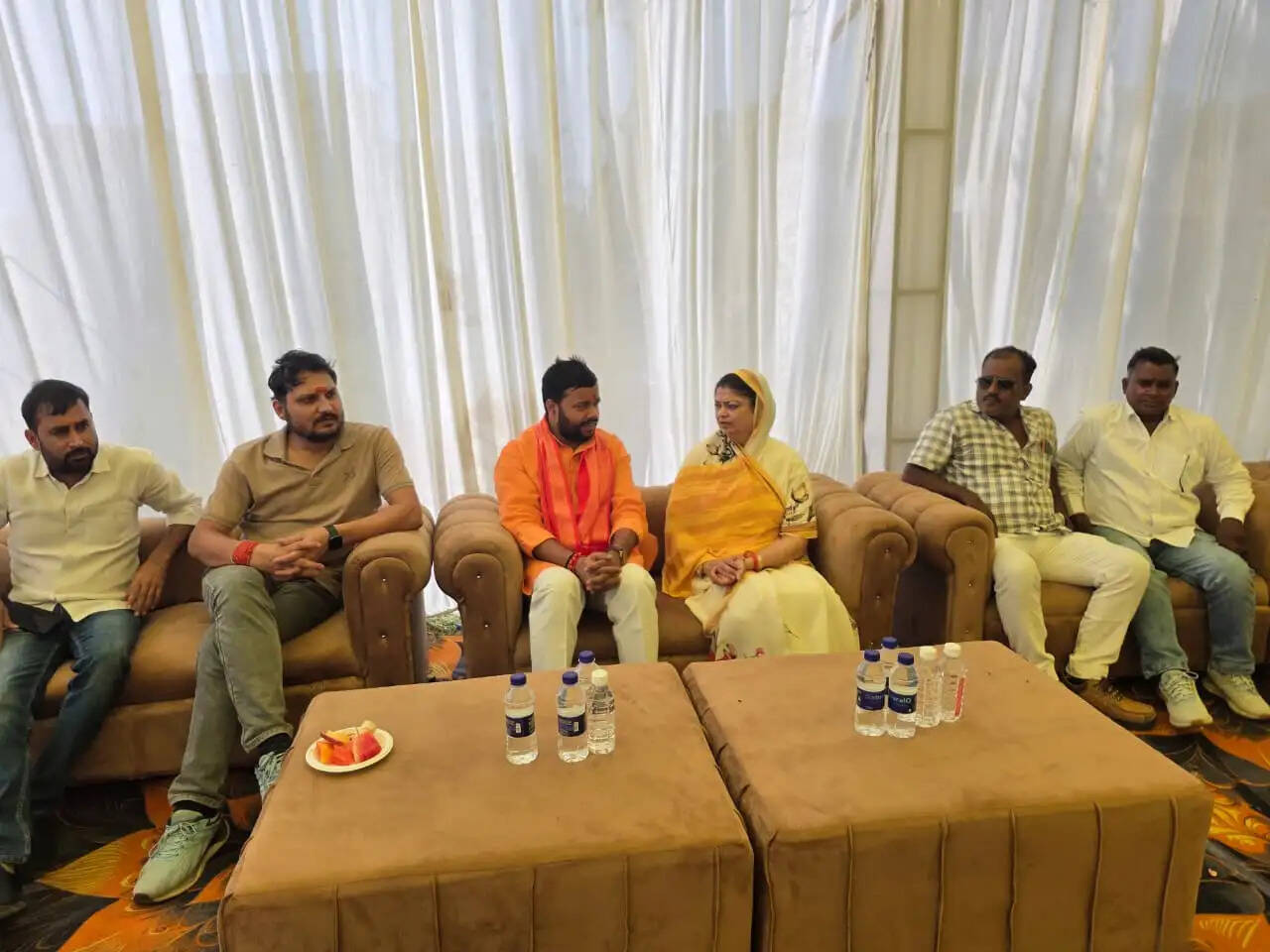 चंदौली के​​​​​​​&nbsp;चहनियां में शोकाकुल परिवार से मिले अम्बरीश सिंह भोला, दिवंगत आत्मा को किया नमन
