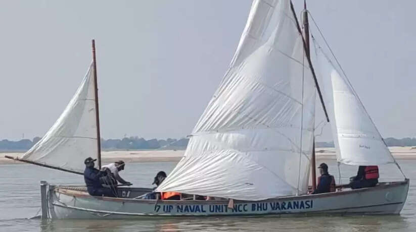 काशी में 7 दिनों की रोमांचक जलयात्रा प्रारम्भ: नेवल NCC के 60 कैडेट्स व 25 स्टाफ गंगा में तय करेंगे 153 किमी की दूरी