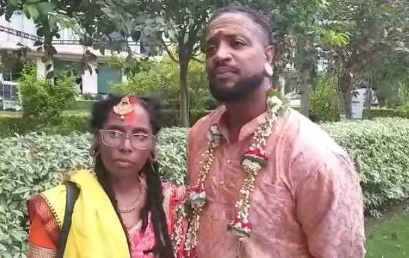 अनोखी शादी! USA से आए मुस्लिम विदेशी जोड़े ने बनारस में हिंदू रिवाज से की शादी