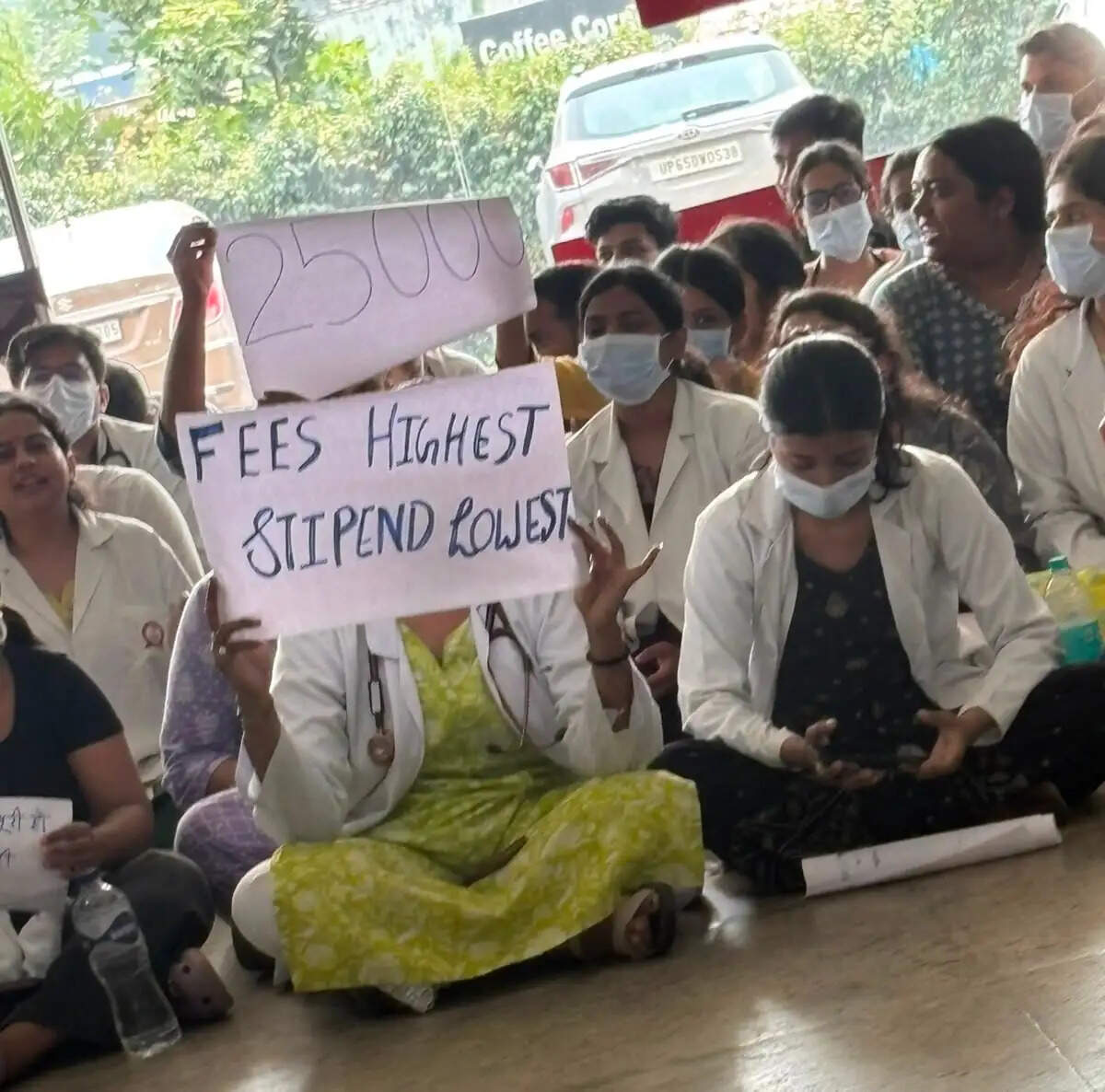 भदवर हेरिटेज अस्पताल में डॉक्टरों की हड़ताल को लेकर आगे की स्थिति महत्वपूर्ण होगी। अस्पताल प्रबंधन की प्रतिक्रिया, चिकित्सकों की मांगें और मरीजों को मिलने वाली स्वास्थ्य सेवाओं की स्थिति स्पष्ट होने के बाद मामले की पूरी तस्वीर सामने आएगी।
