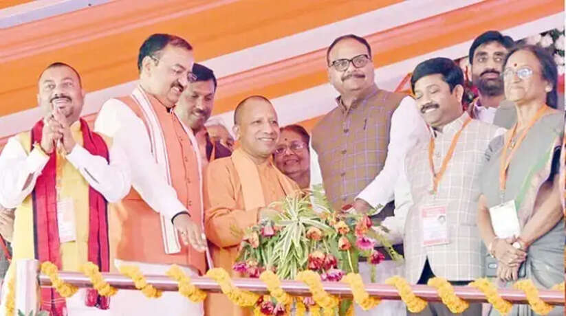 CM Yogi in Prayagraj: विकास की पथ पर आगे बढ़ रहा प्रयागराज, मुख्यमंत्री ने हजारों करोड़ की परियोजनाओं का किया लोकार्पण एवं शिलान्यास
