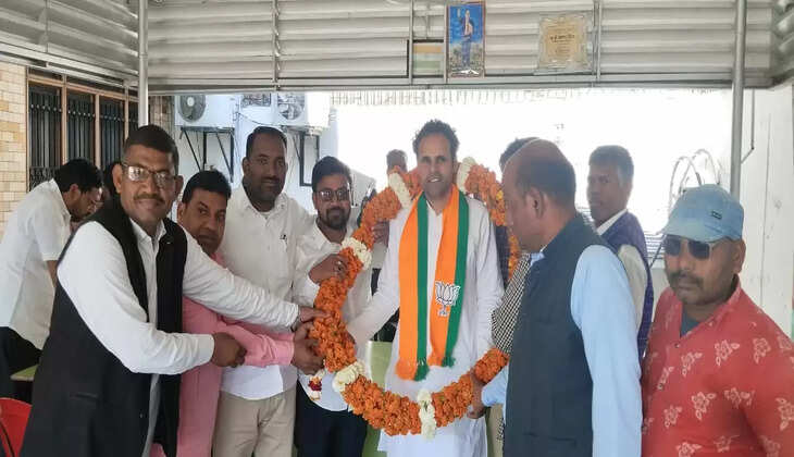 Ayodhya News: ग्राम प्रधानों द्वारा रितेश पांडे का किया गया स्वागत