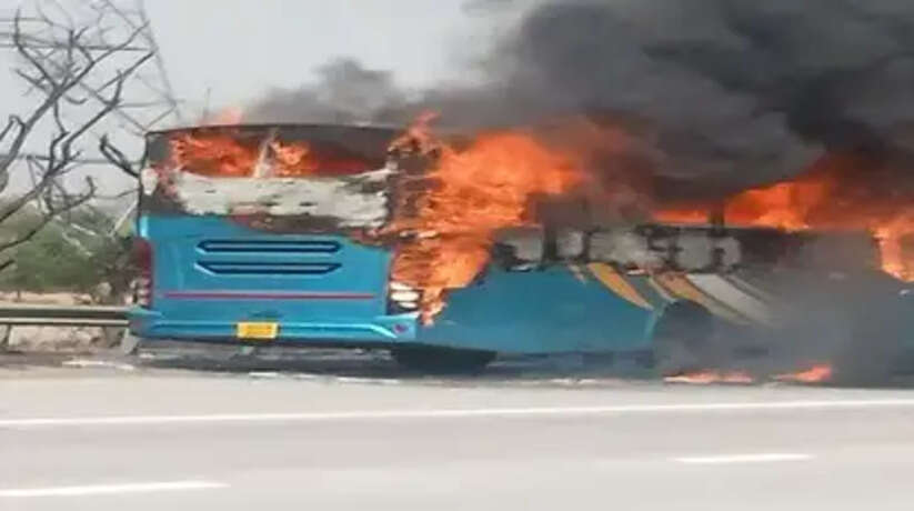 यमुना एक्सप्रेसवे पर बड़ा हादसा टला: चलती बस में लगी भीषण आग, 48 यात्रियों की जान बची
