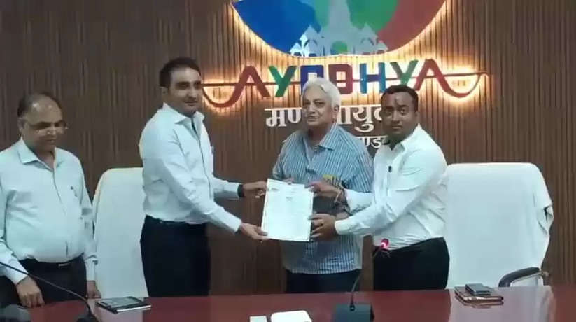 Ayodhya News: जिलाधिकारी ने आज 59 और भवन स्वामियों को पेइंग गेस्ट प्रमाण पत्र किया वितरित