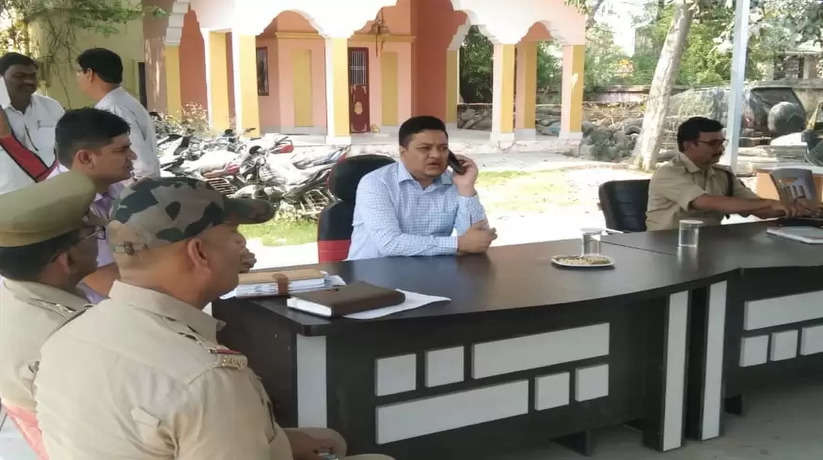 Chandauli News: चन्दौली में समाधान दिवस के अवसर पर जिलाधिकारी व अपर पुलिस अधीक्षक ने सुनी जन समस्याएँ
