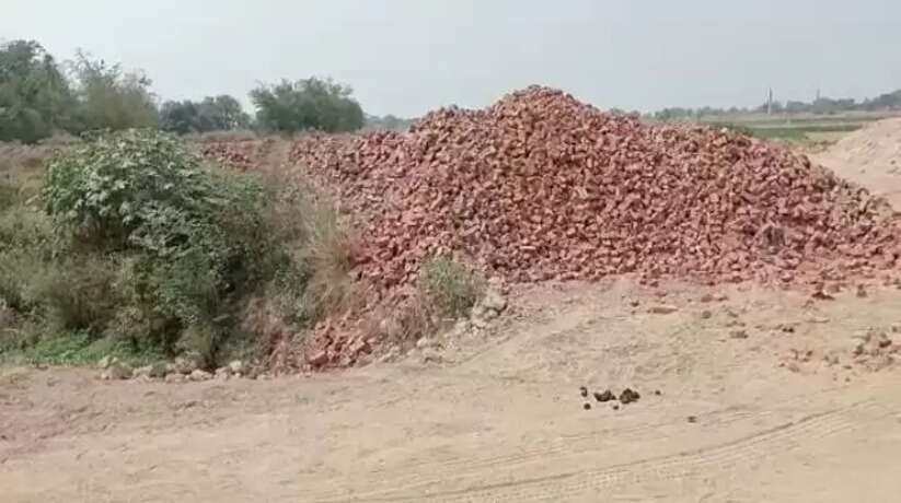 चंदौली में ईंट भट्ठा संचालक ने पाट दी नहर, दो सौ एकड़ खेत की सिंचाई प्रभावित, ग्रामीणों ने प्रदर्शन करके किया विरोध