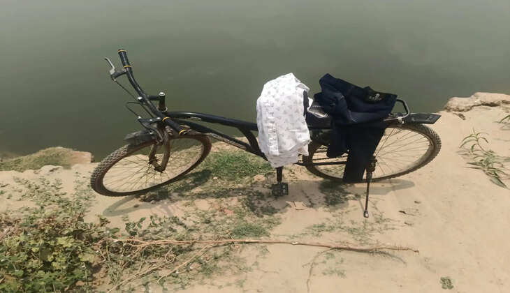 गंगा घाट पर मिले कपड़े, टोपी और साइकिल... युवक कहां गया? चंदौली में डूबने की आशंका से मचा हड़कंप