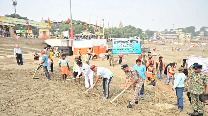 वाराणसी में छठ महापर्व के शुभ अवसर से पूर्व चला गंगा घाटों पर वृहद स्वच्छता अभियान