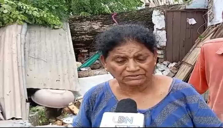 Varanasi News: बिजली की गड़ गडाहट से डेढ़ सौ साल पुराना पेड़ गिर,&nbsp;&nbsp;मकान हुआ&nbsp;छतिग्रस्त घर का सारा सामान टूट कर बिखर गया