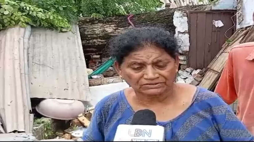 Varanasi News: बिजली की गड़ गडाहट से डेढ़ सौ साल पुराना पेड़ गिर, मकान हुआ छतिग्रस्त घर का सारा सामान टूट कर बिखर गया