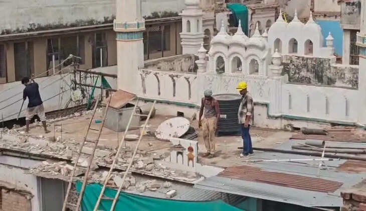 वाराणसी में दालमंडी चौड़ीकरण अभियान तेज, चौड़ीकरण की जद में आए धार्मिक स्थलों और मकानों पर ध्वस्तीकरण शुरू