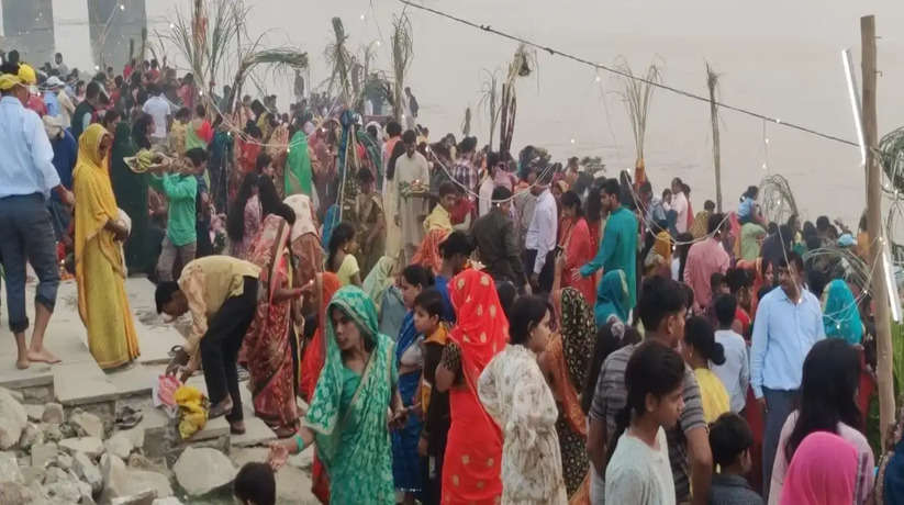 Prayagraj Chath Puja 2023: प्रयागराज छतनाग घाट पर छठी मैया के व्रत के उपरांत महिलाओं ने श्रद्धा पूर्ण सूर्य भगवान का अर्द्ध देकर गंगा नदी के जल में श्रद्धा पूर्ण पूजन किया अपने पारिवारिक जन के साथ आए ब्रती महिलाएं टोकरी में फल फूल सामग्रियां साथ लेकर आए