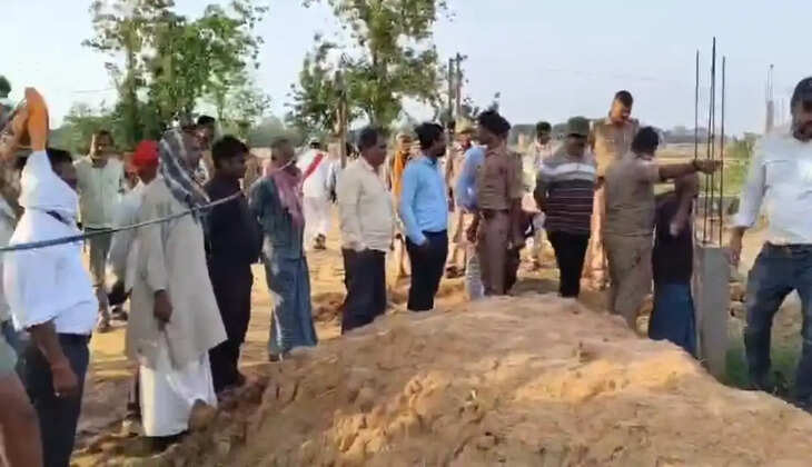 Chakia Tehsil, Chandauli News, Encroachment Removal Drive, Government Land Free, Gram Samaj Land, Chakroad Encroachment, Tehsildar Devendra Yadav, Chandramohan Garg, Village Head Case, Mahendra Maurya, Revenue Department Action, Anti Encroachment Drive, Chandauli Administration, Government Property, Legal Action