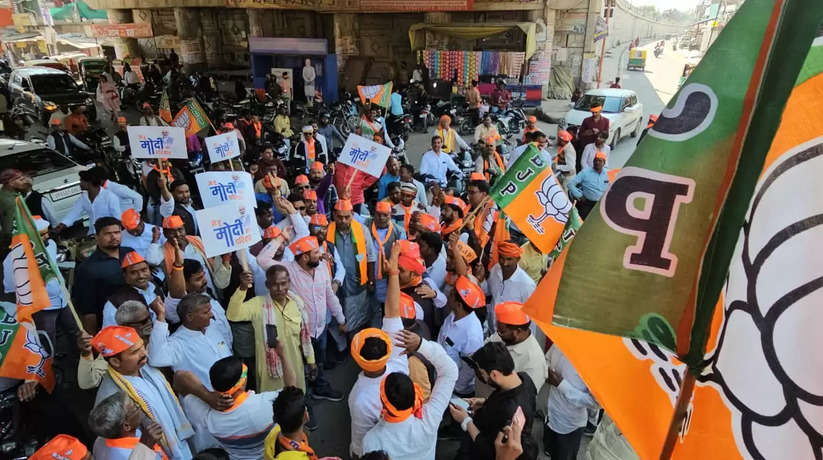 Varanasi News: भाजपा पदाधिकारियों द्वारा निकाली गई बाइक रैली