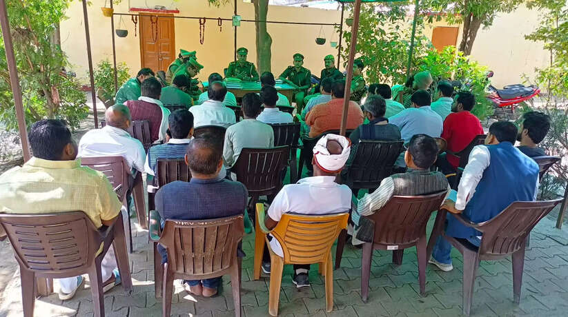 Varanasi News: आगामी त्यौहार को सकुशल सम्पन्न कराये जाने के दृष्टिगत पुलिस आयुक्त राजातालाब, थानाध्यक्ष मिर्जामुराद व बड़ागांव द्वारा की गयी बैठक