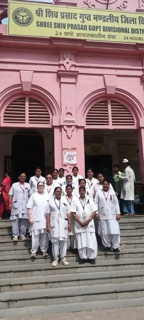 13 सूत्रीय मांगों को लेकर नर्सिंग कर्मचारियों ने बांधा काला फीता, आंदोलन की चेतावनी