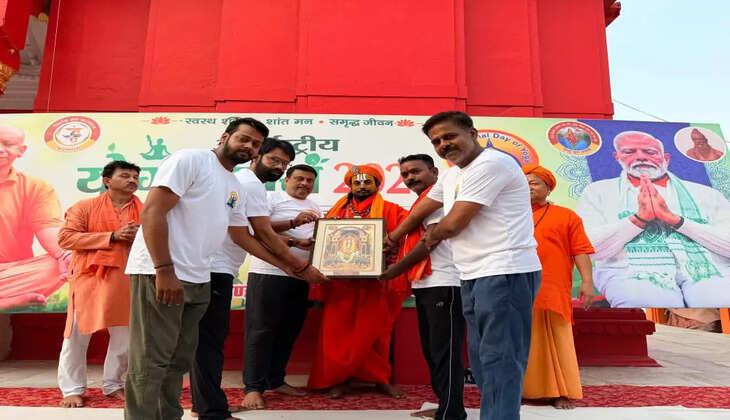 अंतरराष्ट्रीय योग दिवस के अवसर पर मैदागिन स्थित गोरखनाथ मंदिर में हिन्दू युवा वाहिनी और त्रिशक्ति सेवा फाउंडेशन द्वारा आयोजित तीन दिवसीय योग शिविर का समापन हुआ। योग विशेषज्ञों ने स्वास्थ्य और संतुलित जीवन के लिए योग अपनाने का आह्वान किया।