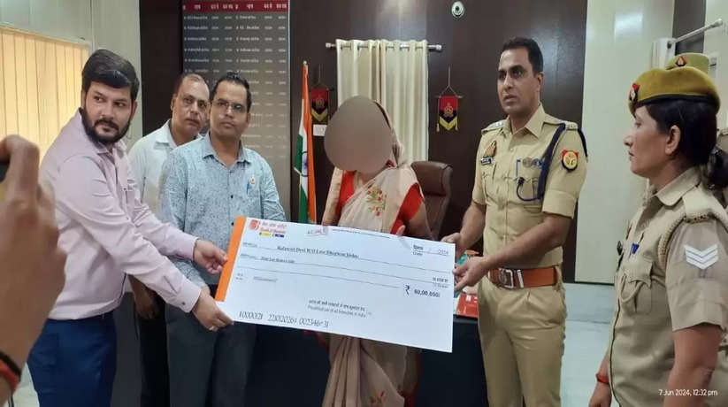 Chanduli News: दो पुलिस कर्मचारियों के आश्रित परिजनों को 75 लाख रुपए की सहायता राशि का चेक सौंपा गया