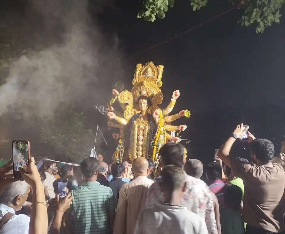 वाराणसी में नम आंखों से मां दुर्गा की विदाई, अगले बरस फिर आने का दिया न्योता