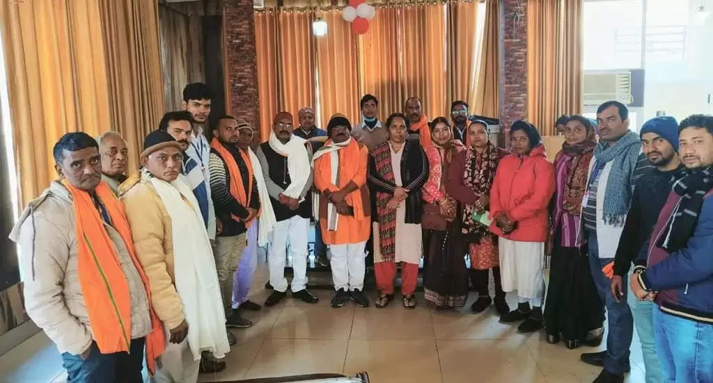 Chandauli News: भारतीय मीडिया फाउंडेशन यूपी के प्रदेश उपाध्यक्ष प्रताप नारायण चौबे ने अंग वस्त्र भेंट कर अतिथियों का किया स्वागत