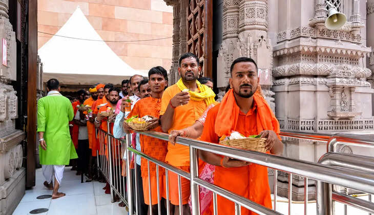 हर-हर महादेव के जयघोष से गूंजा काशी विश्वनाथ धाम, पहले दिन दो लाख से अधिक श्रद्धालुओं ने किए दर्शन​​​​​​​