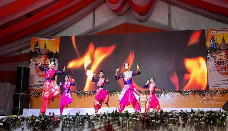 Ayodhya News: नागालैंड के कलाकारों द्वारा राम नाम अति मीठा है कोई गाकर देख ले आ जाते हैं मेरे प्रभु राम कोई बुलाकर देख ले गायन की प्रस्तुति ने दर्शकों का मन मोहा