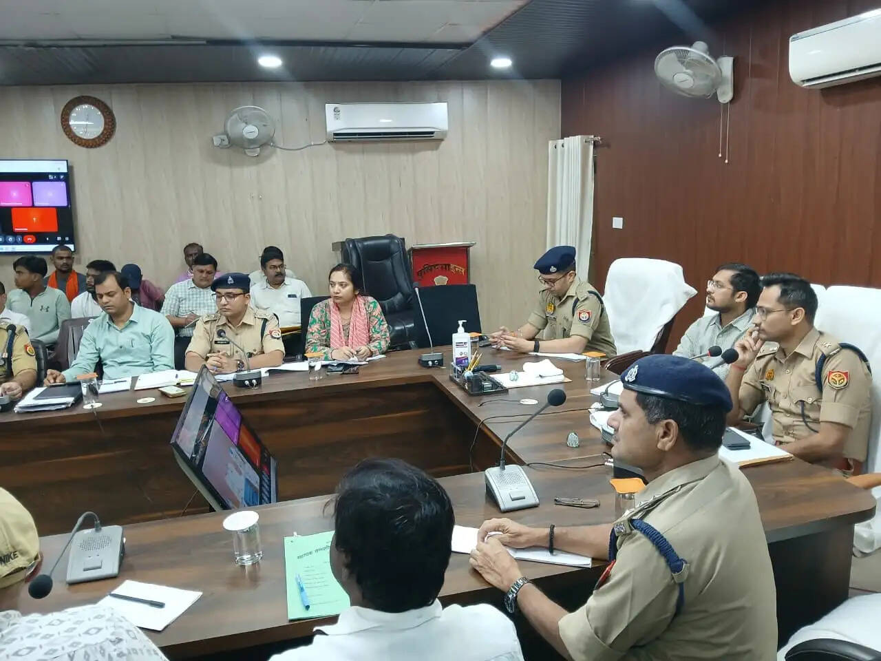 जिलाधिकारी चंद्र मोहन गर्ग ने अधिकारियों से कहा कि त्योहारों के दौरान आमजन और श्रद्धालुओं की सुविधा सर्वोच्च प्राथमिकता होनी चाहिए। इसके लिए सभी उपजिलाधिकारी और क्षेत्राधिकारी संयुक्त रूप से संवेदनशील क्षेत्रों, प्रमुख पूजा स्थलों और आयोजन स्थलों का स्थलीय निरीक्षण करें। निरीक्षण के दौरान सामने आने वाली कमियों को समय रहते दूर कराया जाए, ताकि पर्व के दौरान किसी तरह की परेशानी न हो।