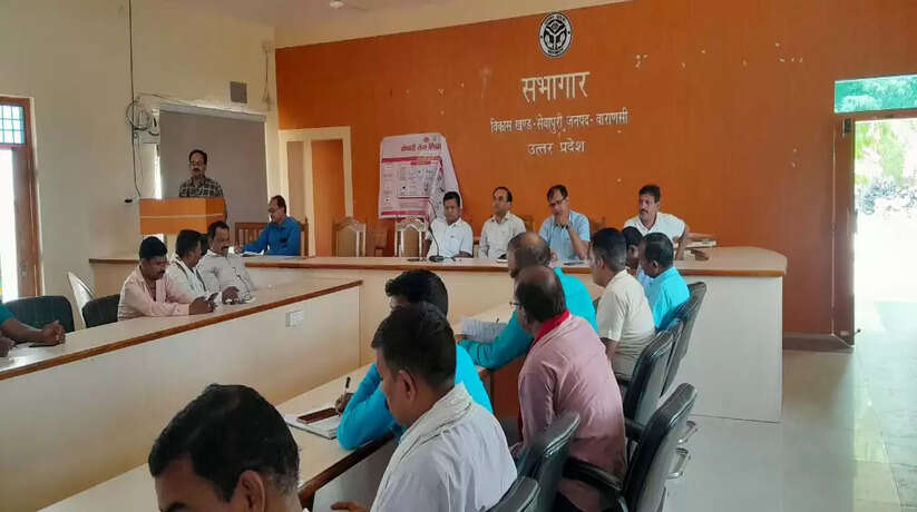 वाराणसी में संचारी रोग नियंत्रण अभियान की तैयारियों पर हुई बैठक