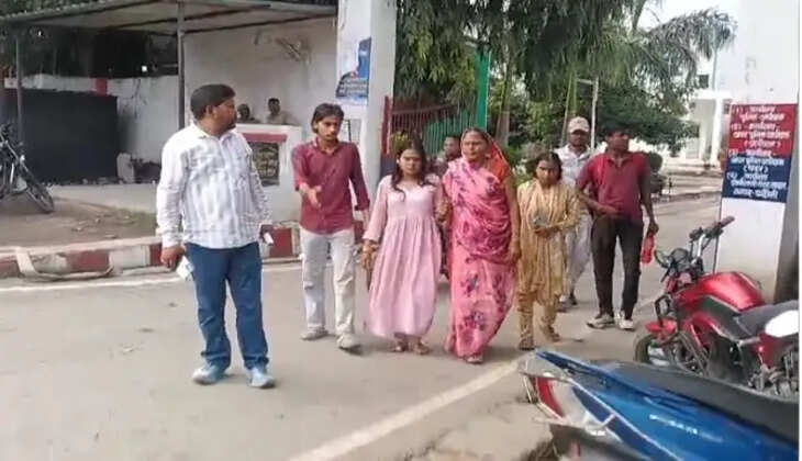 चंदौली के धरहरा में ससुराल पक्ष पर मारपीट और प्रताड़ना का आरोप लगाते हुए विवाहिता खुशी भारती एसपी कार्यालय पहुंची। अपर पुलिस अधीक्षक को प्रार्थना पत्र देकर न्याय की गुहार लगाई।