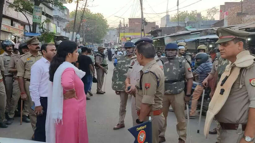 DM and SP in Rae Bareli did route march to maintain peace in the area
