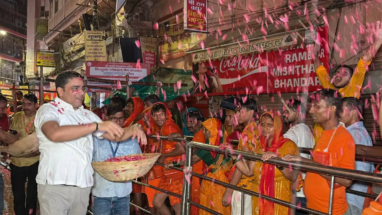 बारिश भी नहीं रोक पाई भक्ति, काशी में उमड़ा श्रद्धालुओं का सैलाब